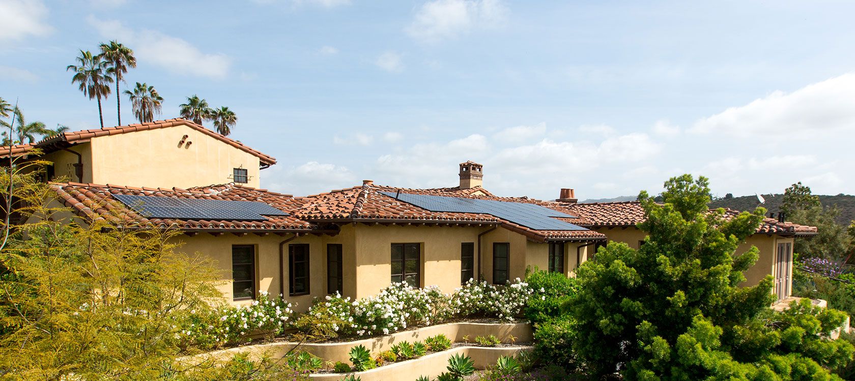 Paneles solares en tejado de tejas